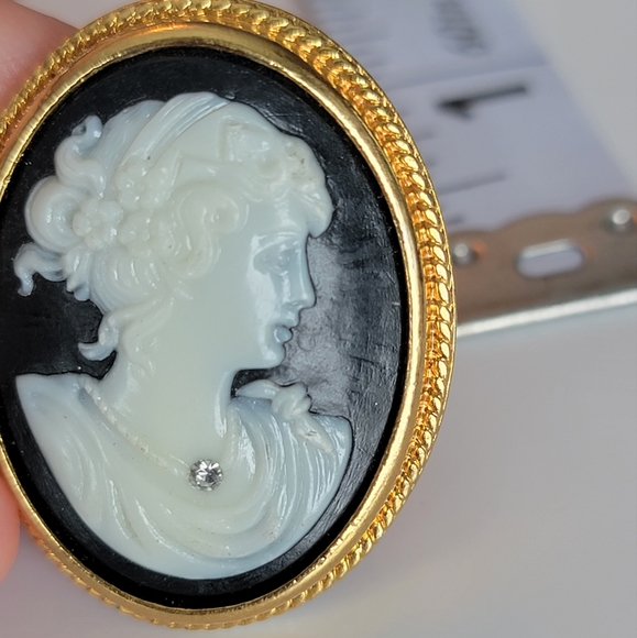 AVON cameo pendant / brooch - Picture 2 of 6